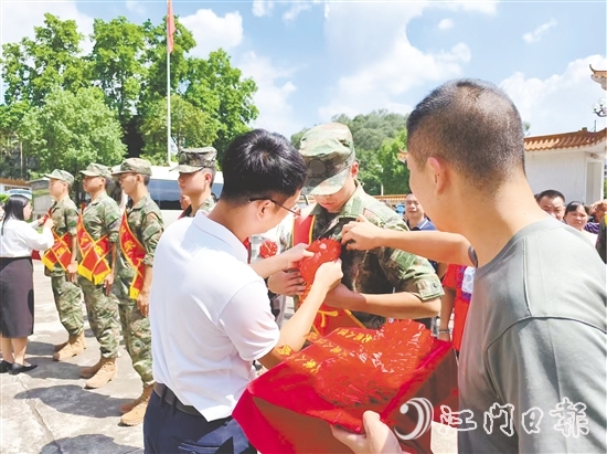 新兵歡送會現(xiàn)場。