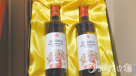 東哲品牌的茶籽油，煎炒炸皆適宜。