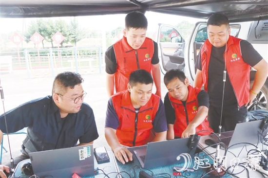 無(wú)人機(jī)團(tuán)隊(duì)開(kāi)展遙感驗(yàn)標(biāo)工作。