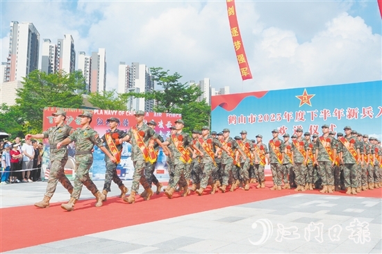 新兵們精神抖擻。