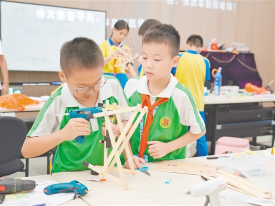鶴山市積極舉辦各類青少年科技賽事，通過以賽促學(xué)、以賽促創(chuàng)的方式，為青少年搭建展示創(chuàng)意和動(dòng)手能力的平臺(tái)。