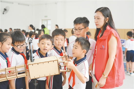 鶴山市舉辦“科普進(jìn)校園，點(diǎn)亮科技?jí)簟被顒?dòng)，學(xué)生們動(dòng)手操作設(shè)備，直觀了解科學(xué)原理在實(shí)際生活中的應(yīng)用，感受科技的無窮魅力。