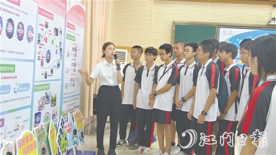 通過聆聽講解、動手體驗，臺山一中的同學(xué)們對無線電技術(shù)知識有了更好的理解。