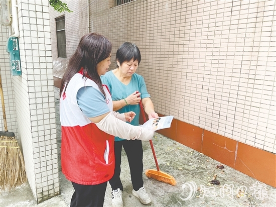 志愿者向市民派發(fā)傳單，宣傳防蚊滅蚊工作。