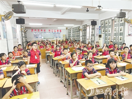 “青蘋果大課堂”上，學(xué)生們積極參與互動(dòng)、回答問題，學(xué)習(xí)防蚊滅蚊知識。