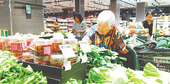 我市商超、農(nóng)貿(mào)市場貨足價穩(wěn)，市民淡定備貨。