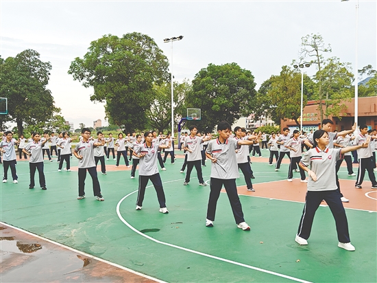 恩平全市60余所中小學(xué)校同步開(kāi)展軍體拳訓(xùn)練，以鏗鏘動(dòng)作展現(xiàn)青春力量。