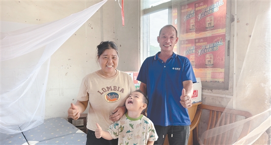 看到鶴山市雅瑤鎮(zhèn)建良村安置點(diǎn)配備完善，韋小江一家臉上露出了笑容。