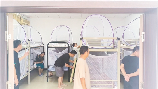 白沙街道應(yīng)急庇護(hù)中心內(nèi)，防蚊物資、醫(yī)療用品、食品等一應(yīng)俱全。