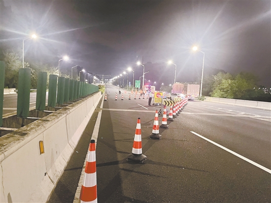 9月23日22時(shí)起，我市對(duì)外海大橋、潮連大橋、江順大橋?qū)嵤┙煌ü苤?。圖為江順大橋封橋現(xiàn)場(chǎng)。