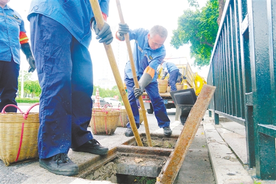 城管部門(mén)組織人員對(duì)轄區(qū)主干道的雨水口、雨水檢查井進(jìn)行重點(diǎn)清淤。