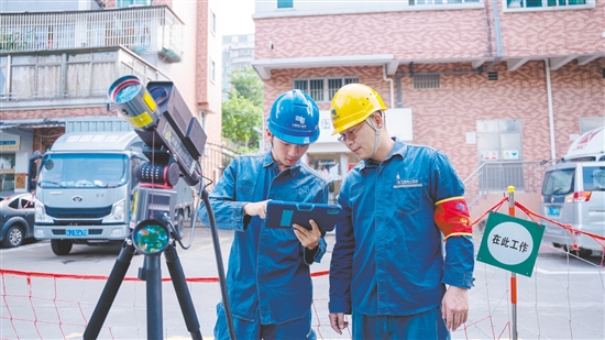 根據(jù)無(wú)人機(jī)實(shí)時(shí)傳回的畫面，運(yùn)維人員調(diào)整激光炮參數(shù)。受訪者供圖