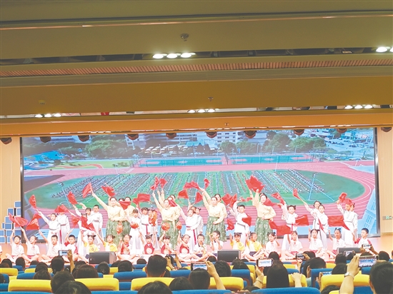 同學(xué)們帶來精彩的經(jīng)典誦讀表演。