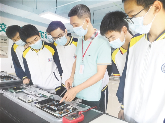 江門(mén)一職學(xué)生在企業(yè)實(shí)習(xí)。