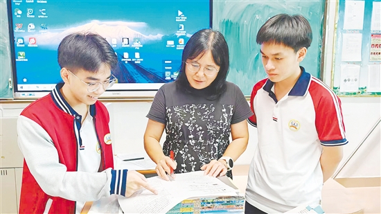 周玉貞（圖中）耐心輔導(dǎo)學(xué)生。