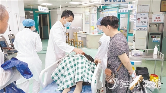 臺風(fēng)肆虐期間，醫(yī)護(hù)人員救治急癥患者。