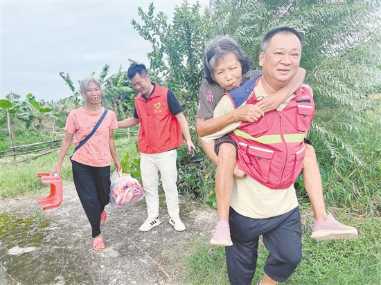 在各級黨組織和黨員努力下，納入轉(zhuǎn)移范圍的群眾全部轉(zhuǎn)移到位。