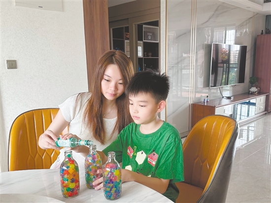 江門市農(nóng)林小學(xué)的學(xué)生在家里和家長一起自制驅(qū)蚊水。