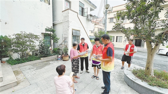 蓬江區(qū)杜阮鎮(zhèn)長喬村新時代文明實踐站黨員干部向村民發(fā)放滅蚊煙片和《關(guān)于做好臺風(fēng)“樺加沙”防御及居家滅蚊告知書》。