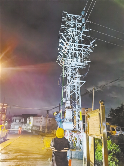 昨晚，江門新會(huì)供電局搶修隊(duì)伍對(duì)110kV七堡站10千伏墟鎮(zhèn)線開展停電操作，為后續(xù)搶修做好準(zhǔn)備。