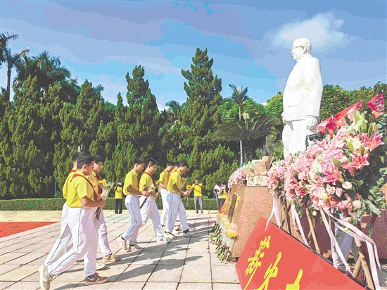 新會(huì)學(xué)子向陳經(jīng)綸先生石像獻(xiàn)花、鞠躬，表達(dá)心中的敬意和感恩之情。
