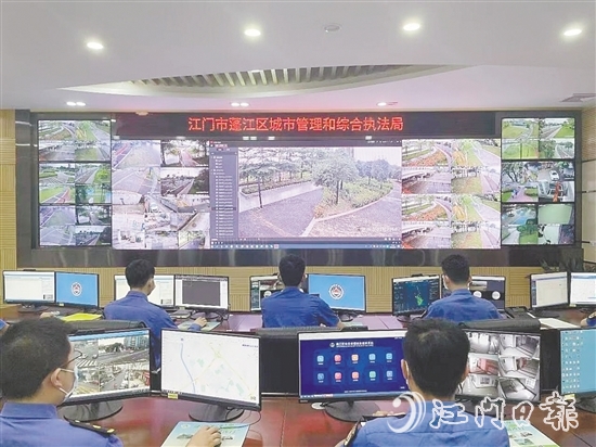 “城管110”指揮中心24小時待命，保障人民群眾生命財產(chǎn)安全。