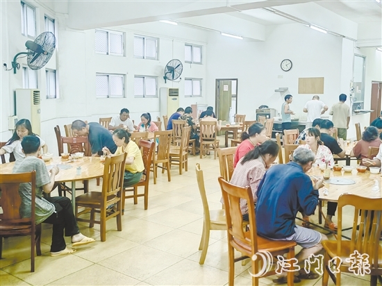 轉(zhuǎn)移安置的建筑工人在白沙街道應(yīng)急庇護中心有序就餐。