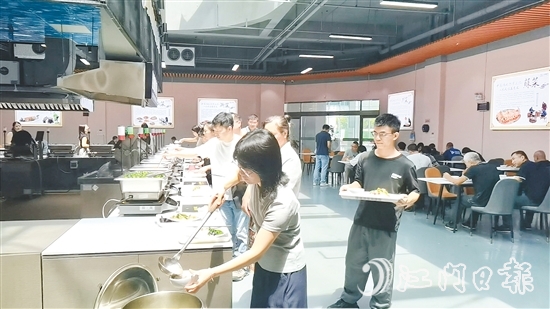 午飯時(shí)間，園區(qū)白領(lǐng)們在人和餐飲新概念智慧餐廳挑選心儀餐食。