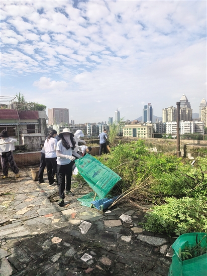 市直機關(guān)黨員干部到居民樓天臺等區(qū)域翻盆倒罐，清理雜草，消除積水，讓蚊子無處藏身。余太平