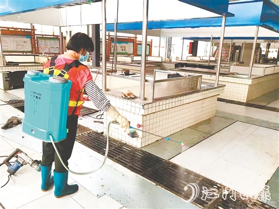 工作人員到農(nóng)貿(mào)市場開展消殺。