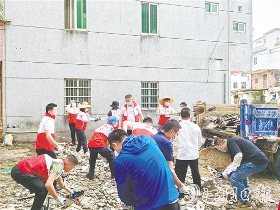 恩平市人大常委會(huì)組織各級(jí)人大代表開展滅蚊清潔行動(dòng)。
