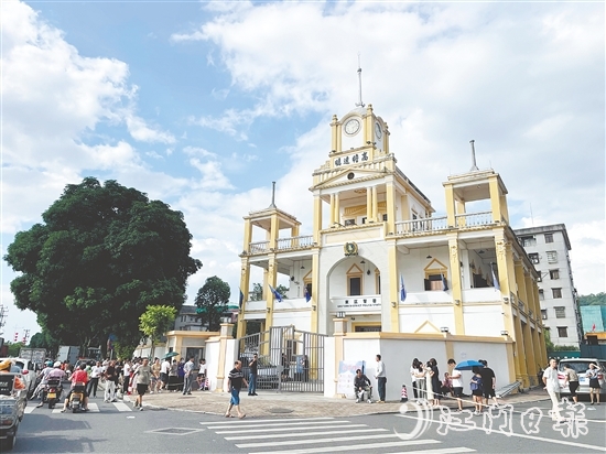 熟悉的恩平大鐘樓化身劇中的“濠港東區(qū)警署”，讓廣大恩平觀眾有了親切感。