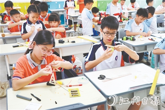 小選手們在比賽中制作“木牛流馬”。