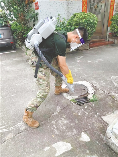 夏北浩民兵排民兵對(duì)農(nóng)村蚊蟲滋生隱患處進(jìn)行仔細(xì)消殺。
