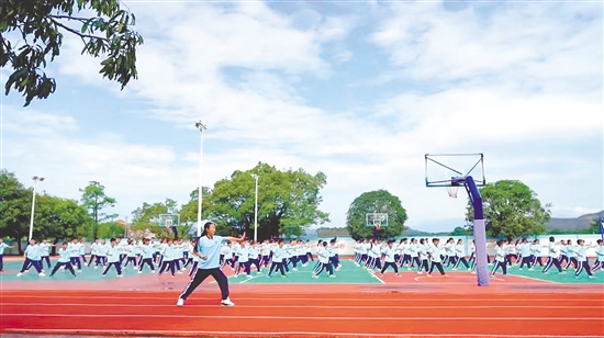 牛江鎮(zhèn)中心小學(xué)學(xué)生練習(xí)軍體拳。