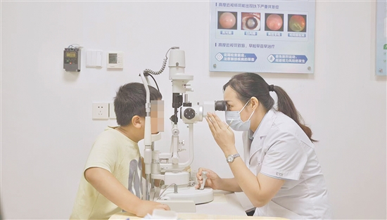 醫(yī)生為孩子檢查視力。