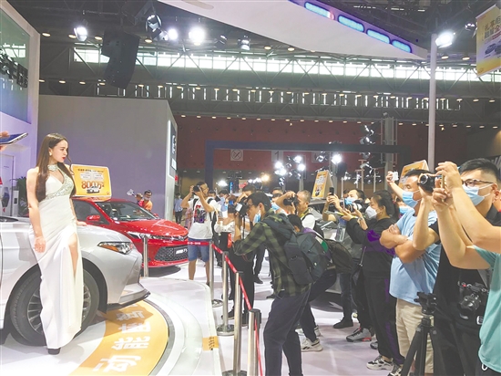 歷屆“十一”車(chē)展吸引了眾多消費(fèi)者前來(lái)逛展。