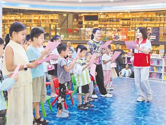 小朋友們一起學(xué)習(xí)防疫快板歌謠。