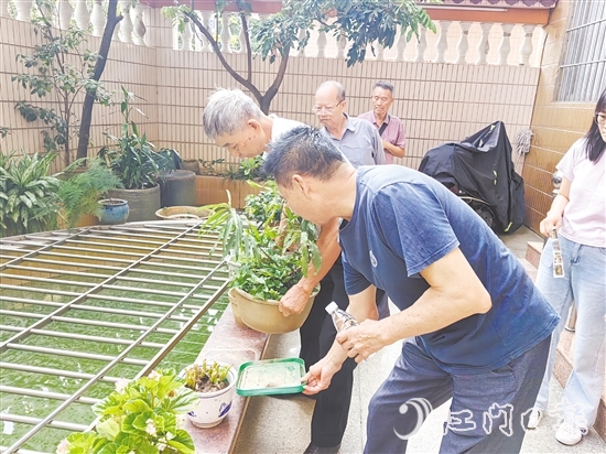 石鶴利社區(qū)居民積極協(xié)助社區(qū)清理積水。