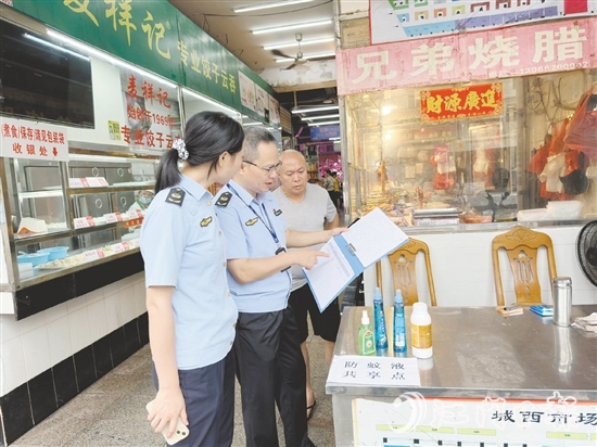 市場監(jiān)管人員到農(nóng)貿(mào)市場檢查消殺臺賬。