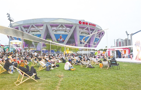 10月1日，中國網(wǎng)球公開賽期間，球迷在國家網(wǎng)球中心內(nèi)的大屏前觀看比賽。新華社發(fā)