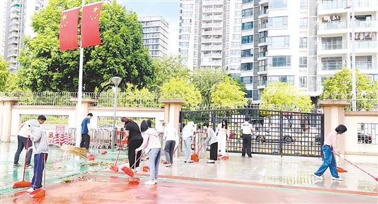 江海全民行動(dòng)，清理蚊蟲(chóng)孳生地。