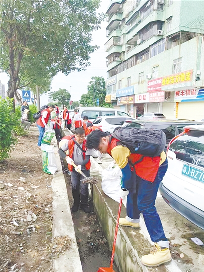 黨員防疫突擊隊(duì)隊(duì)員在開(kāi)平市長(zhǎng)沙街道南島社區(qū)清理垃圾。