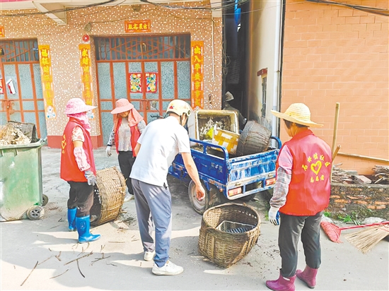 開(kāi)平龍勝鎮(zhèn)黨員群眾志愿服務(wù)隊(duì)開(kāi)展“兩清一滅”大行動(dòng)，黨員干部帶著群眾干。