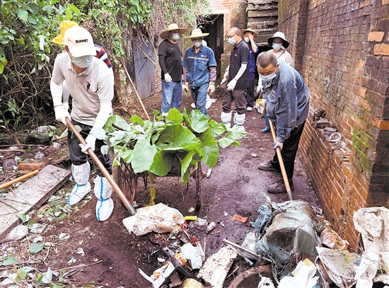 江門(mén)市殘聯(lián)系統(tǒng)職工走進(jìn)街巷，開(kāi)展“兩清一滅”大行動(dòng)。
