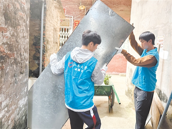 五邑大學(xué)大學(xué)生志愿者下沉社區(qū)參與防蚊滅蚊服務(wù)。