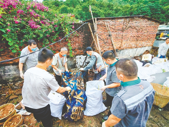 連日來(lái)，滴滴代駕司機(jī)與外賣騎手化身防蚊滅蚊“先鋒軍”。圖為新業(yè)態(tài)從業(yè)者在清理雜物。