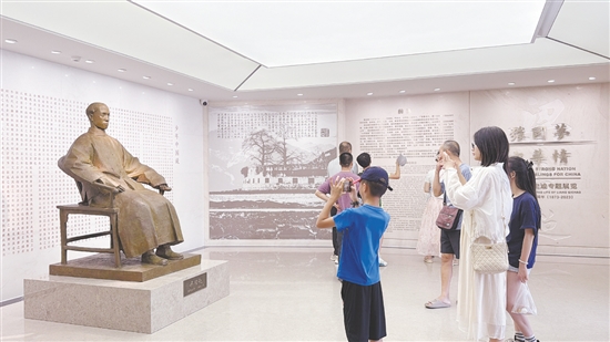 游客走進(jìn)梁啟超故居參觀。