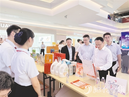 我市金融機(jī)構(gòu)在活動(dòng)現(xiàn)場(chǎng)設(shè)置金融知識(shí)宣傳攤位。