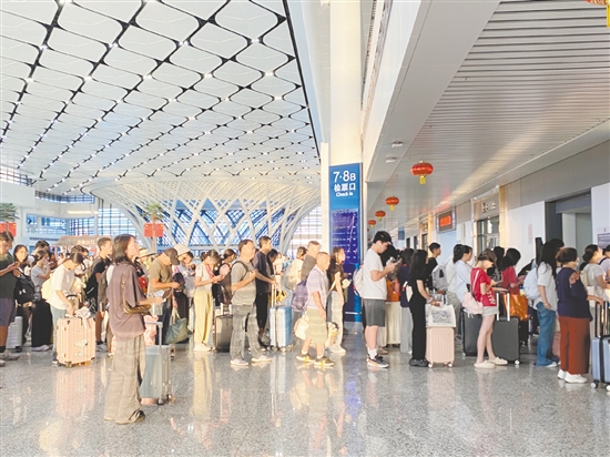 國(guó)慶中秋假期，江門站客流持續(xù)保持高位。